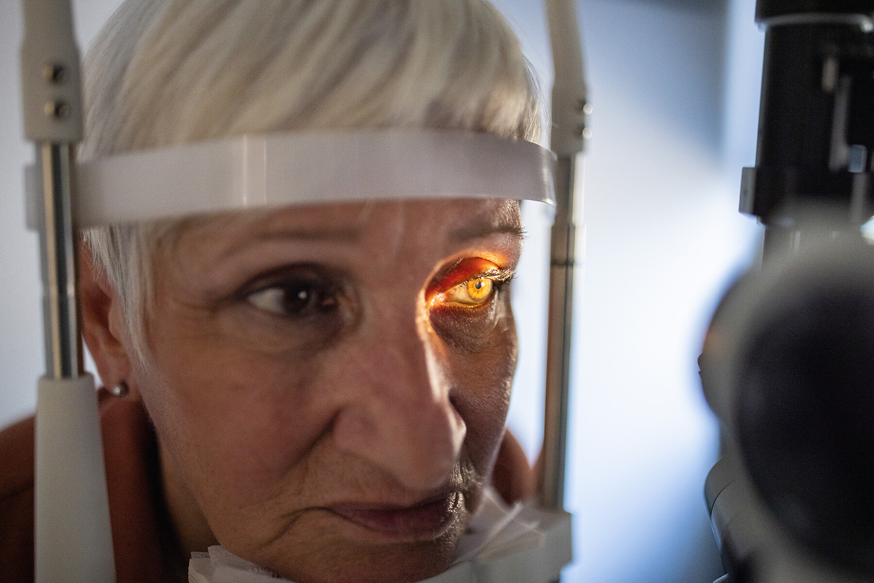 Das Gesicht einer älteren Frau während einer Augenuntersuchung in Nahaufnahme