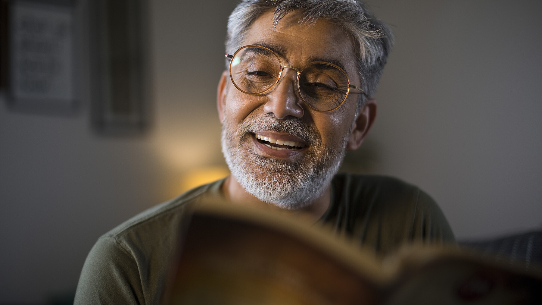 Mann mit Brille liest eine Broschuere
